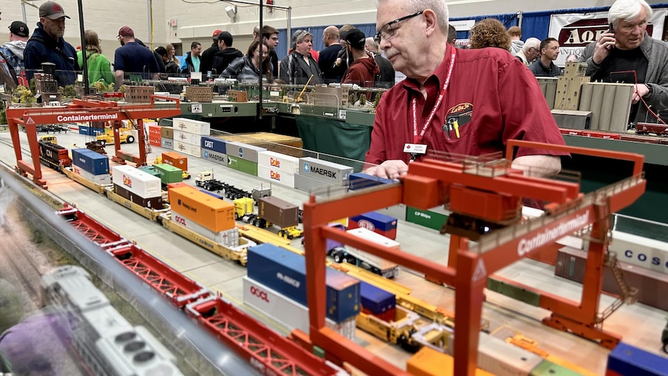 Un salon de trains miniatures installe ses voies ferrées au centre