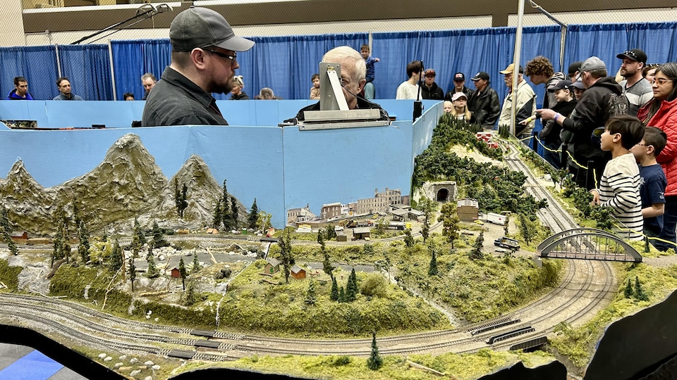 Un salon de trains miniatures installe ses voies ferrées au centre