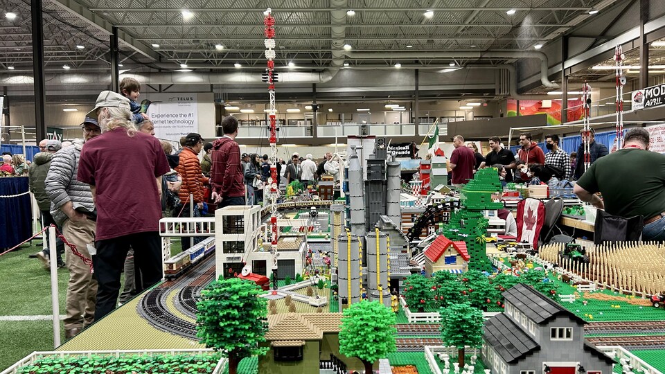 Un salon de trains miniatures installe ses voies ferrées au centre