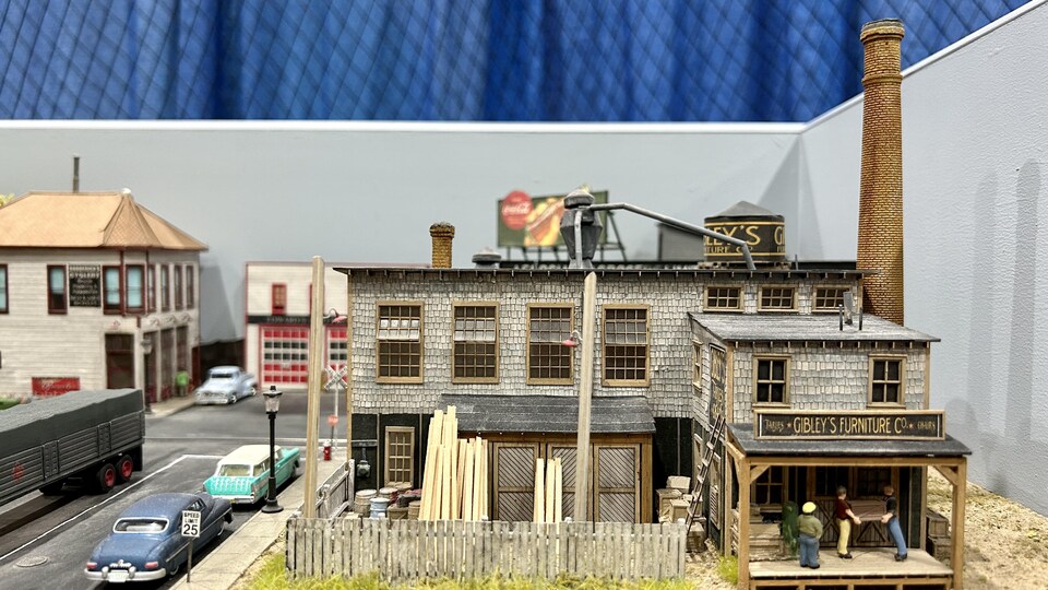 Un salon de trains miniatures installe ses voies ferrées au centre