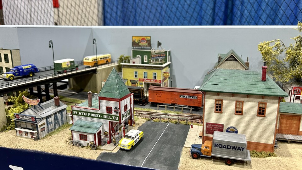Un salon de trains miniatures installe ses voies ferrées au centre