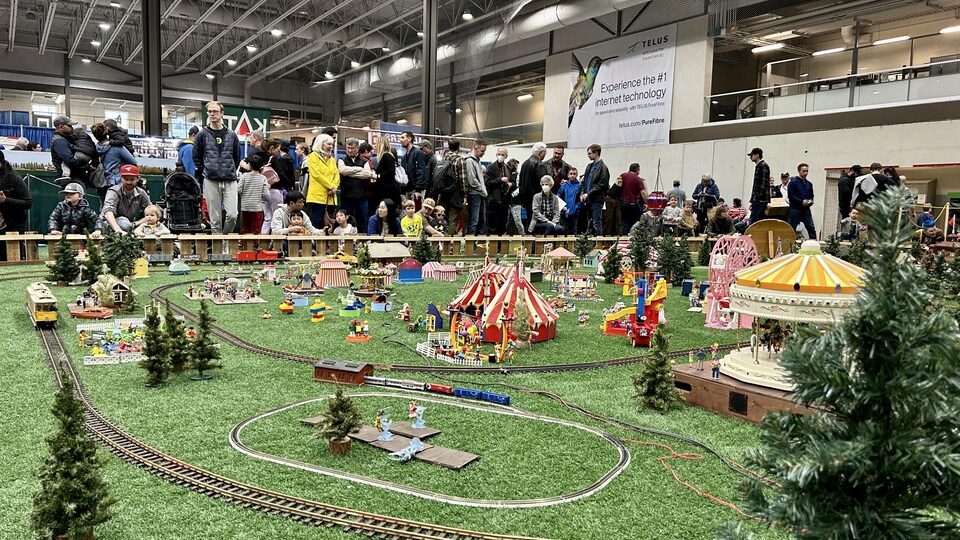 Un salon de trains miniatures installe ses voies ferrées au centre