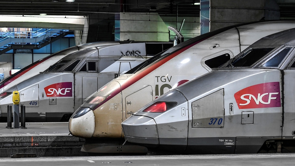 Des locomotives estampillées SNCF à l'arrêt, dans une gare.