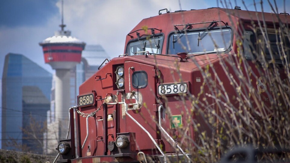 Un train du Canadien Pacifique circule à Calgary.