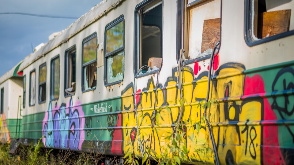Un wagon de l'ancien train Hull-Chelsea-Wakefield avec des graffitis.