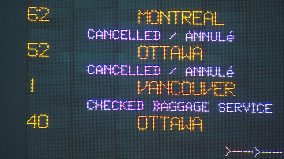 Un panneau d'affichage de trains via rail avec des trains pour Montréal et Ottawa annulés.