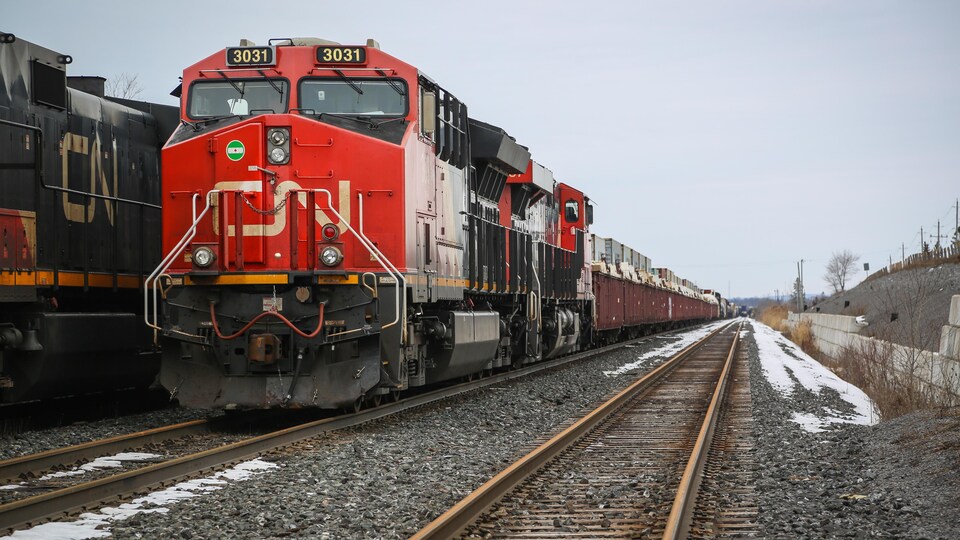 Des trains arrêtés sur des rails. 