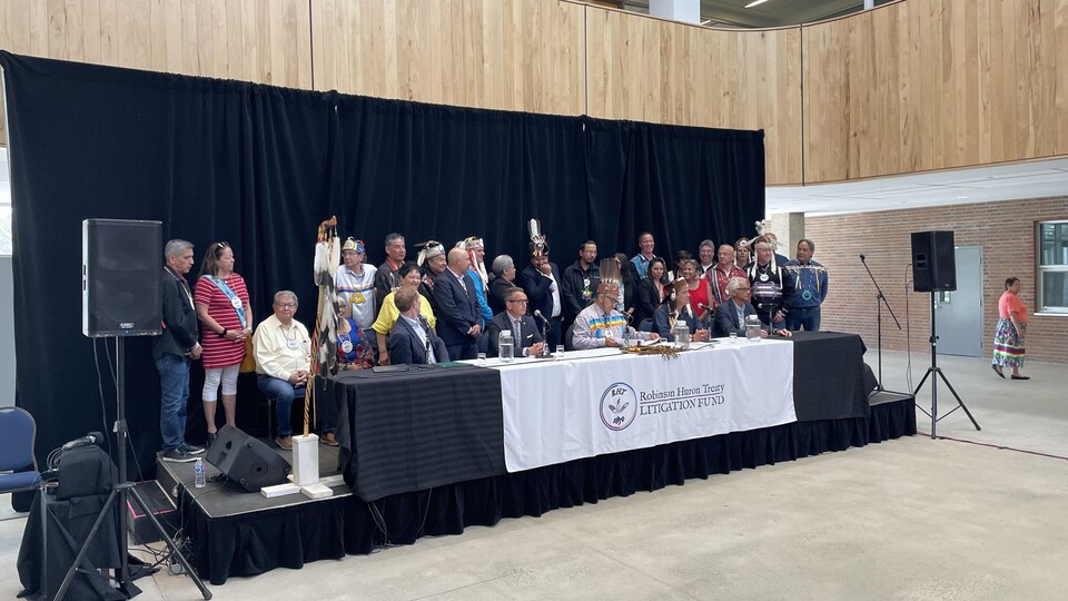 Political representatives and indigenous people around a table.