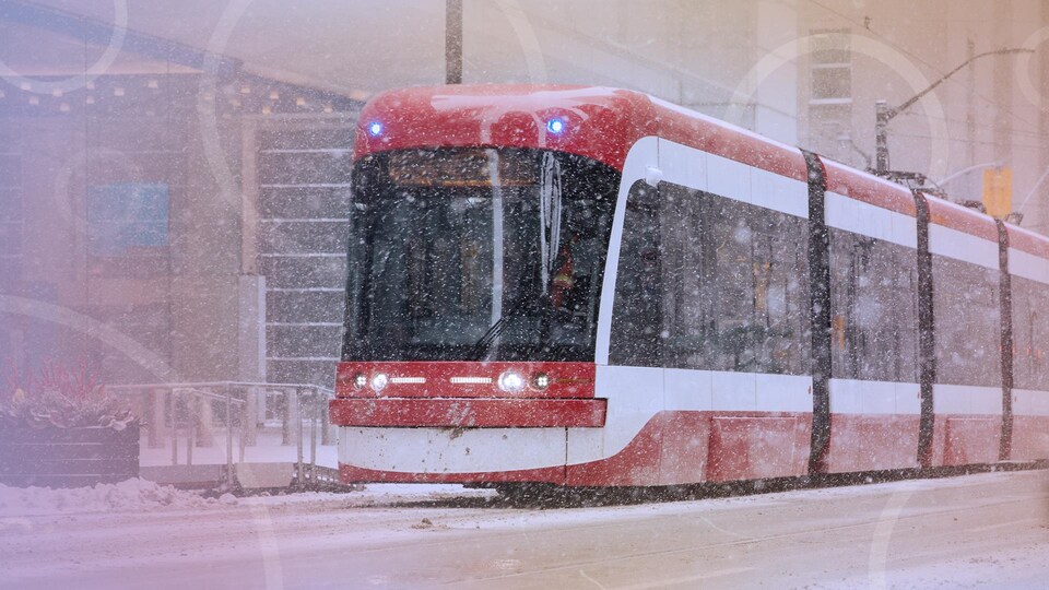 Un tramway de Toronto lors d'une bordée de neige