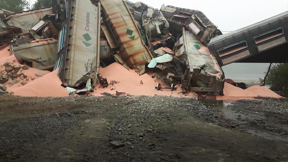 Des wagons empilés sur une dune de potasse.