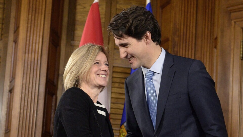 Rachel Notley, alors première ministre de l'Alberta, au moment de l'approbation par Justin Trudeau du projet de pipeline Trans Mountain, en novembre 2016. 