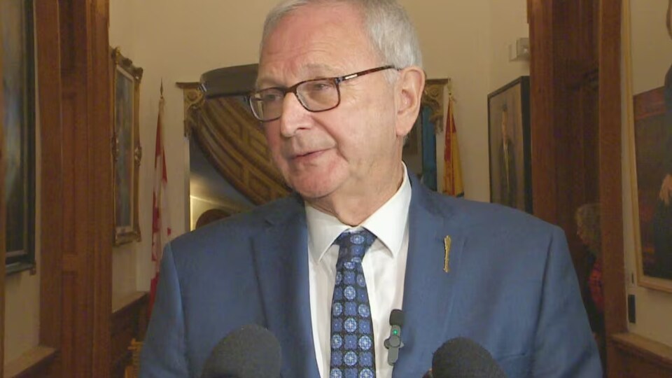 Le premier ministre Blaine Higgs en point de presse.