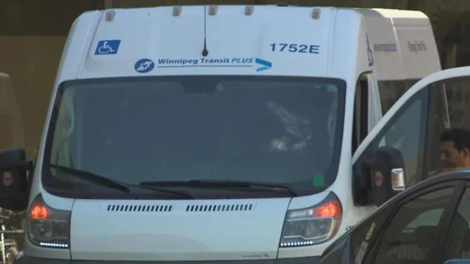 Une fourgonnette de Transit Plus.