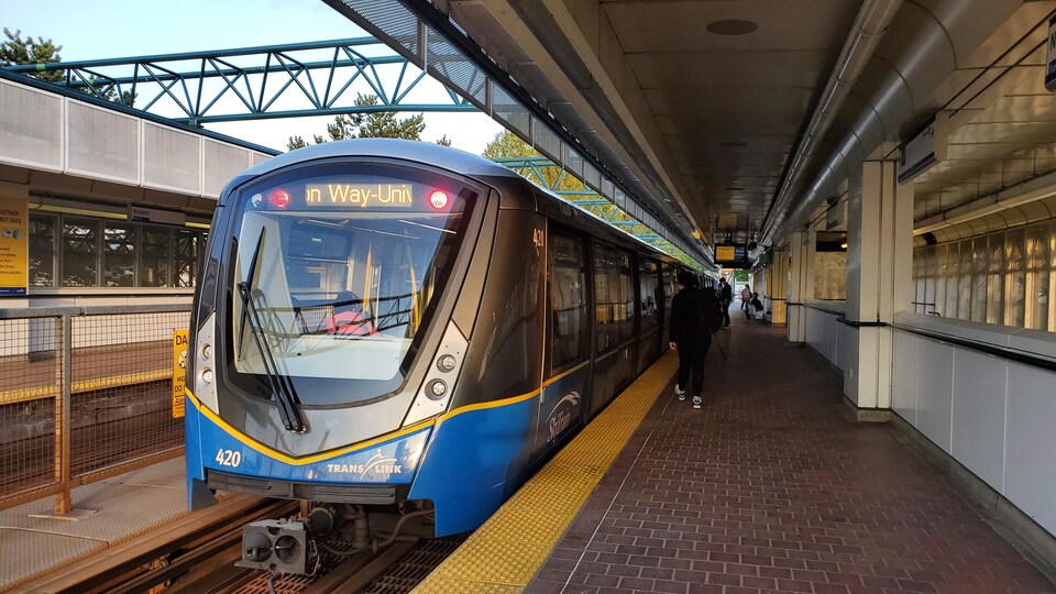 Un Skytrain à l'arrêt à une station.