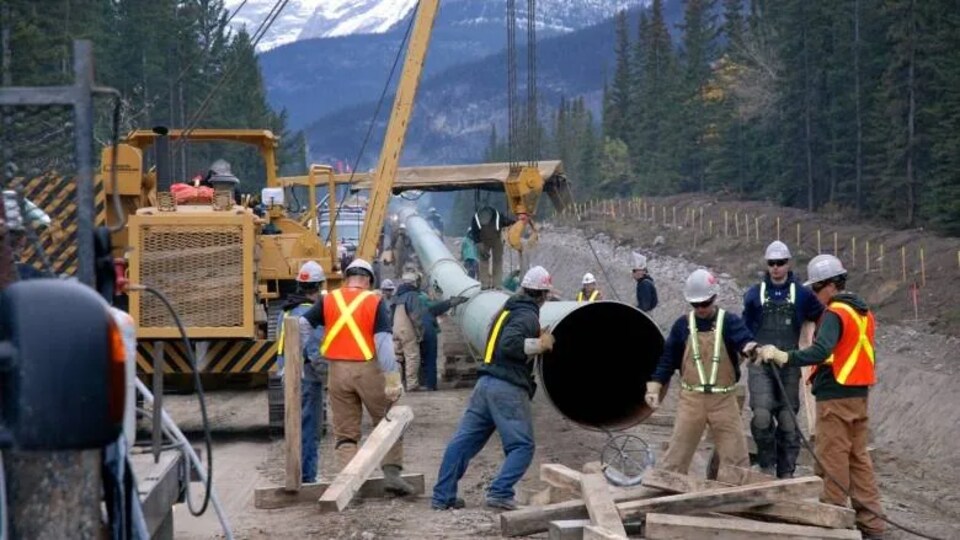 Des travailleurs sur un chantier.