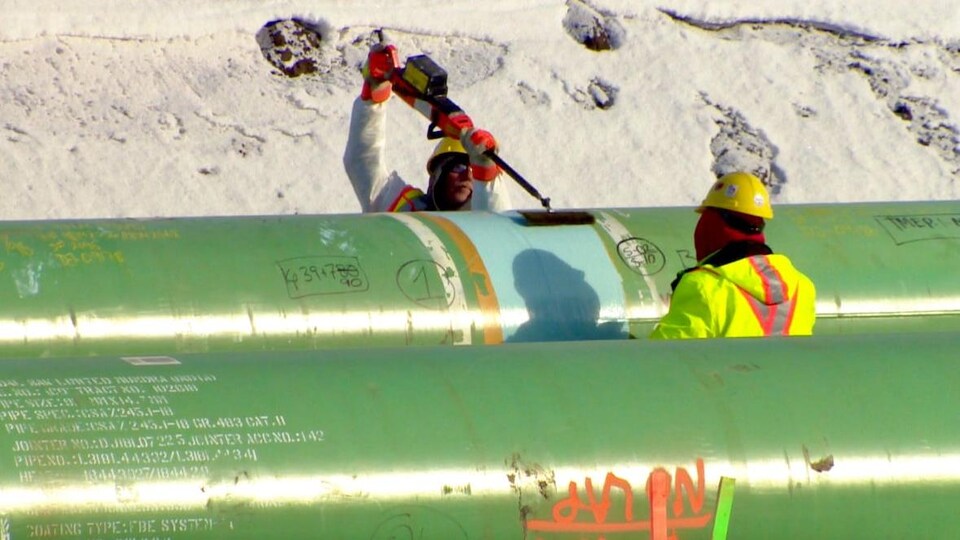 Des travailleurs le long du tracé Trans Mountain près d'Edmonton. 