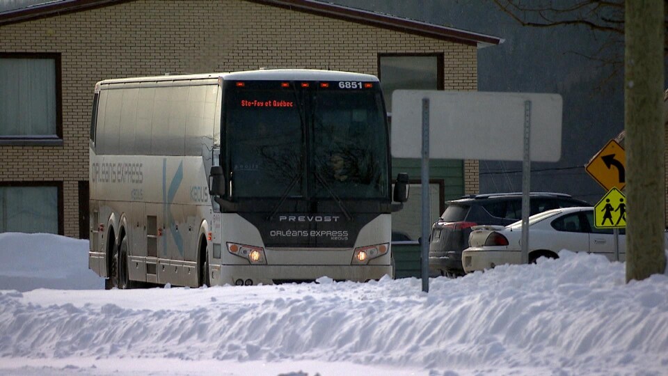 Un autobus dans uun village gaspésien