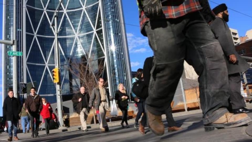 Des personnes qui marchent dans le centre-ville de Calgary.