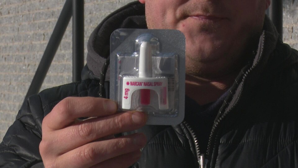 Pascal Pitre tient une trousse de naxolone.