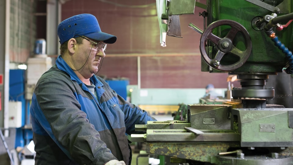 Un ouvrier dans une usine