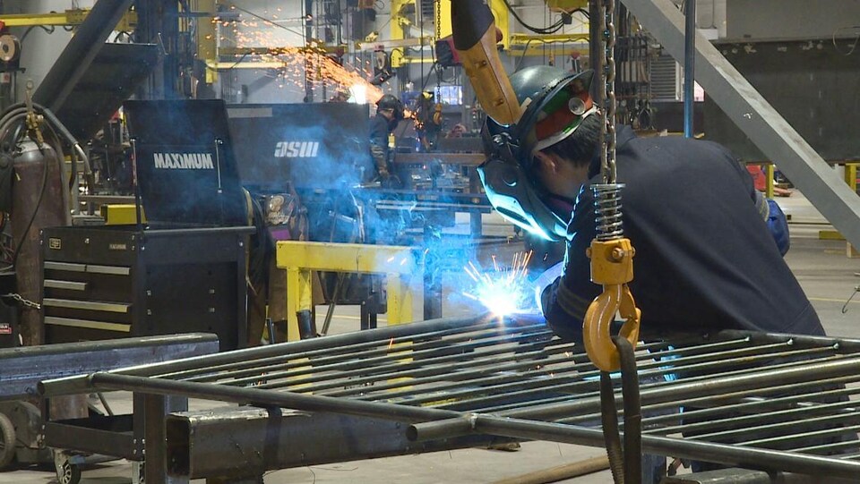 Un travailleur qui fait des travaux de soudure.