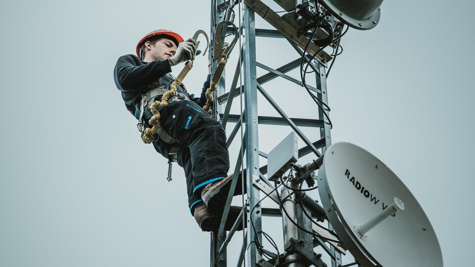 Un technicien dans une tour de télécommunications.