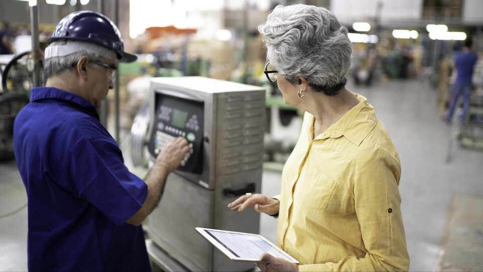 Un homme et une femme dans une usine.