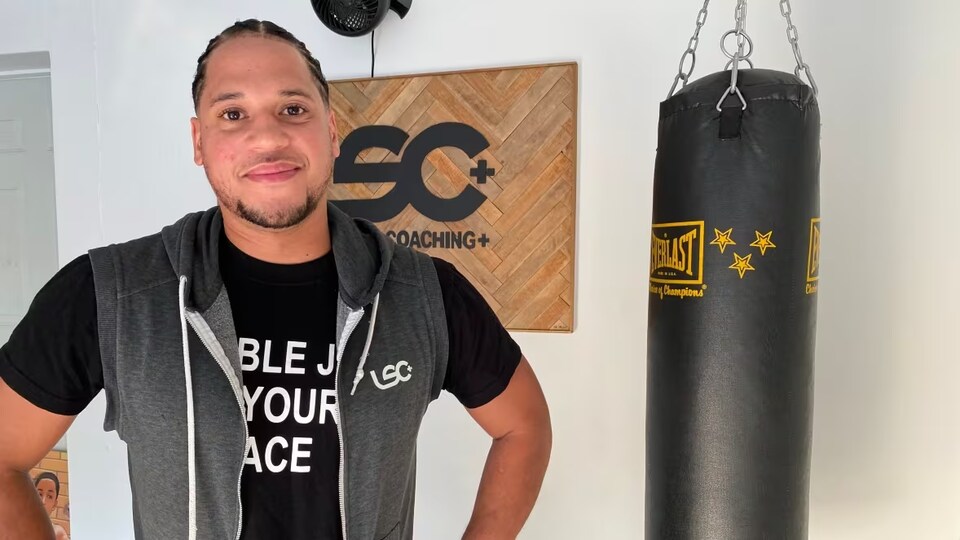 Un entraîneur de boxe.
