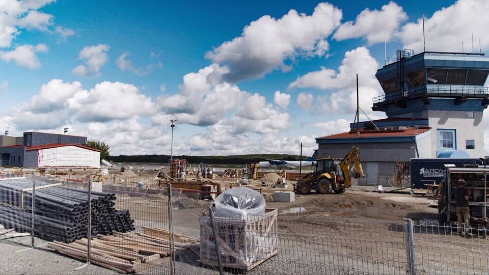 Des travaux de construction ont lieu sur le site de l'ancienne aérogare de Rouyn-Noranda.
