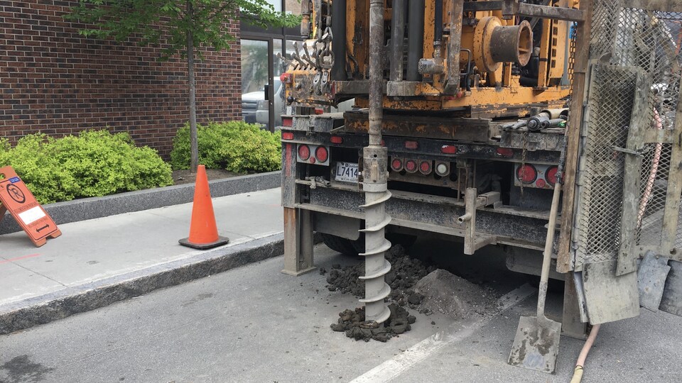 Un machine de forage sur un camion.