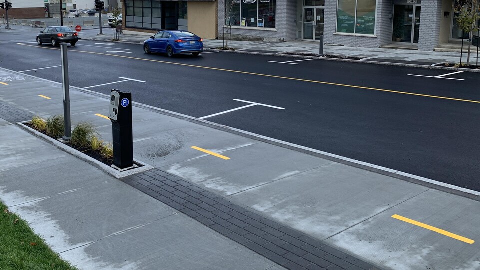 Le trottoir, la piste cyclable et la rue ont été revampés.