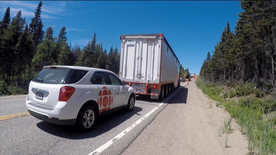 Un véhicule de Radio-Canada arrêté sur la route 138. 
