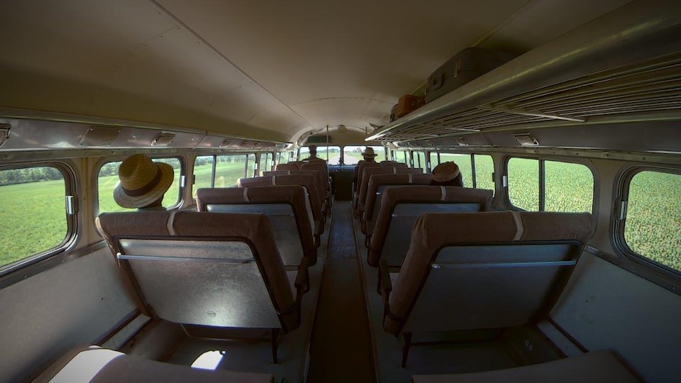 Une photo prise à l'arrière d'un autobus dans les années 60.