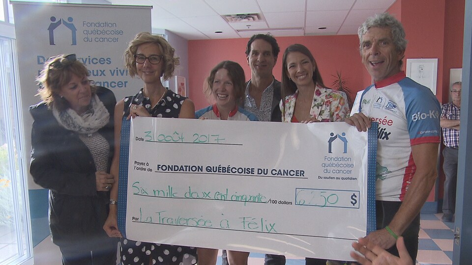 Alain et Noémie Roy ont remis plus de 6000 $ à la Fondation québécoise du Cancer.