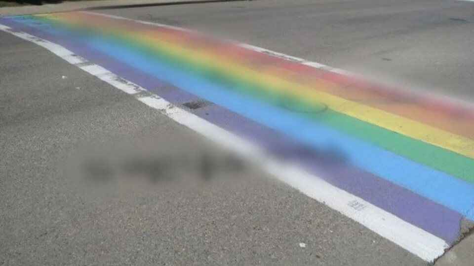 Un passage piétonnier aux couleurs du drapeau LGBT à Warman, en Saskatchewan, a été vandalisé avec des insultes homophobes en juillet 2022.