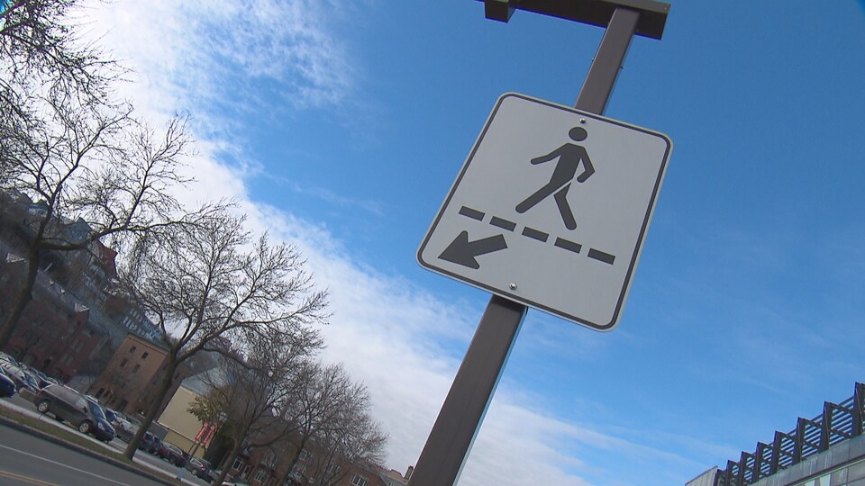 Une pancarte de traverse piétonnière à Québec