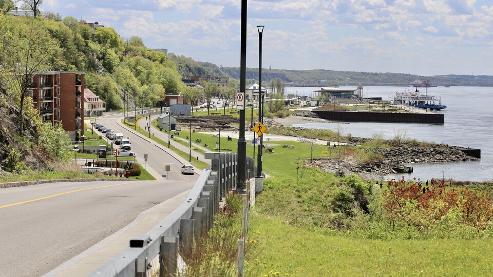 Un traversier arrive au quai Paquet à Lévis.