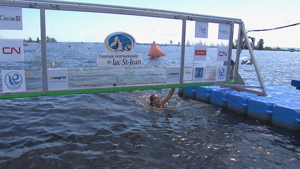 Une nageuse termine la course.