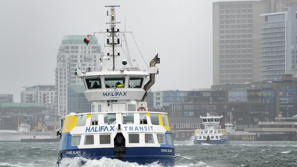 Deux traversiers dans le port d'Halifax le vendredi 18 février 2022.