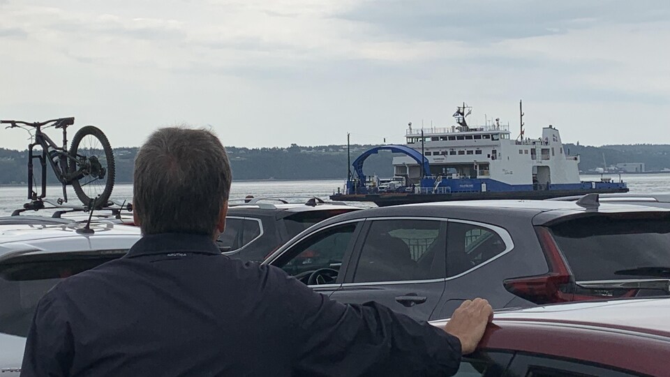 Une file de voitures attend l'arrivée du traversier.