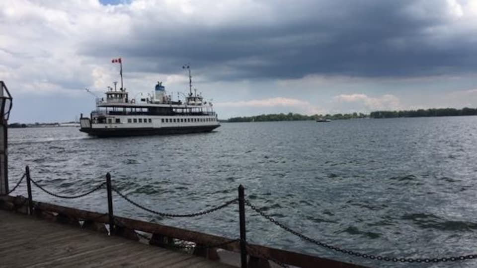 Un traversier vient de quitter le quai aux îles de Toronto.