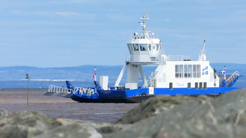 Le NM Peter-Fraser navigue sur le fleuve Saint-Laurent.