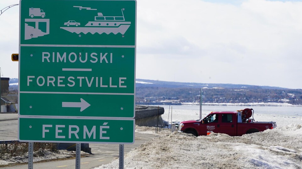 Un panneau sur le bord de la route indiquant que le service de traversier entre Rimouski et Forestville est fermé.