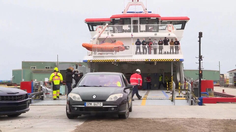 Une voiture immatriculée à Saint-Pierre-et-Miquelon quitte le traversier.