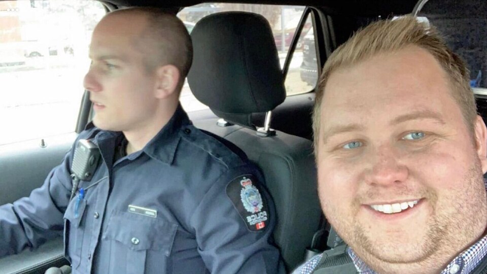 Travis Jordan et Brodie Sampson dans une voiture de police.