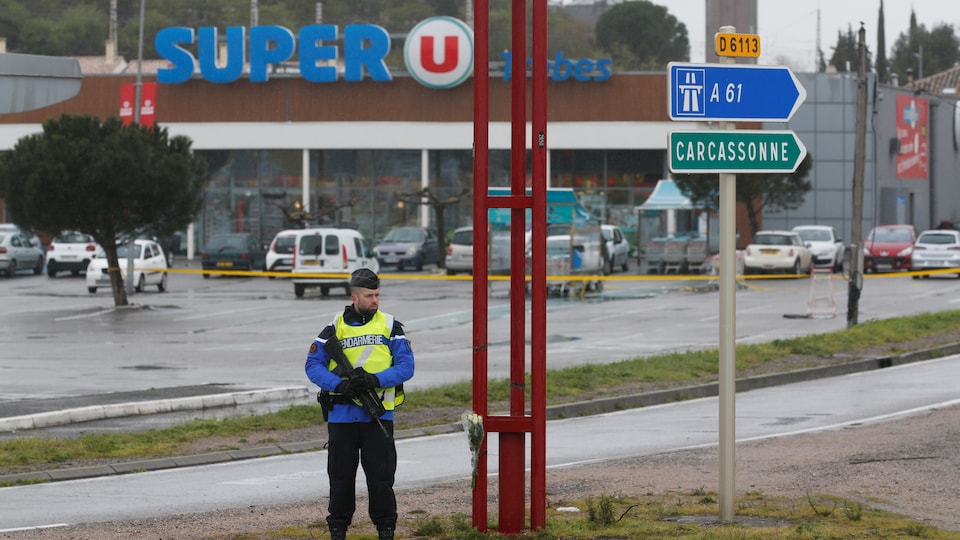 Un gendarme près du supermarché à Trèbes, où a eu lieu la prise d’otages meurtrière.