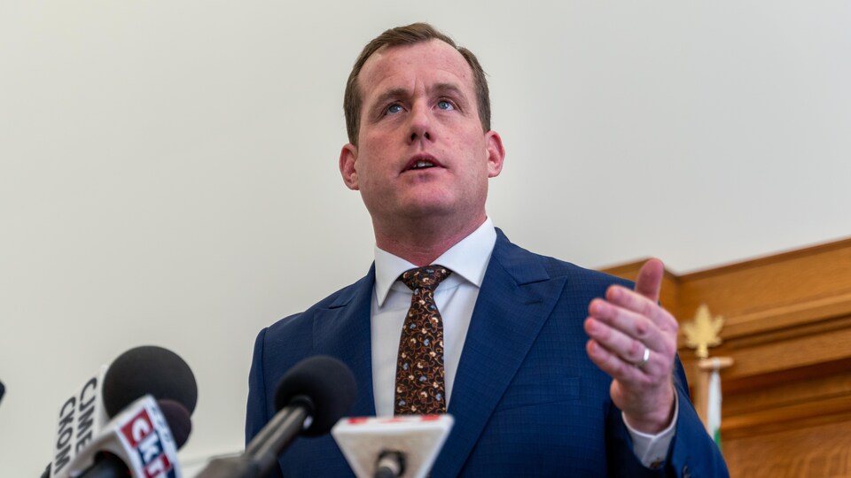 Le porte-parole en matière de Finances du Nouveau Parti démocratique de la Saskatchewan, Trent Wotherspoon, en conférence de presse lors du dépôt du budget provincial le 22 mars 2023.