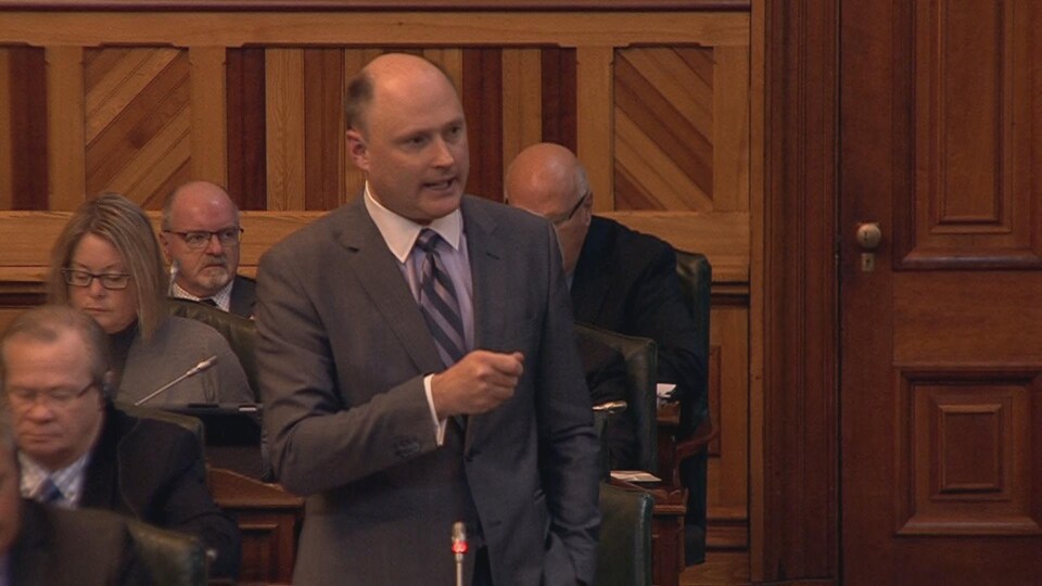 Le ministre Trevor Holder lors de la période de questions à l'Assemblée législative du Nouveau-Brunswick