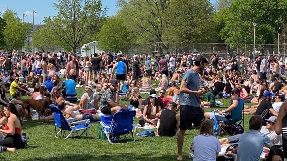 Des milliers de personnes dans un parc.