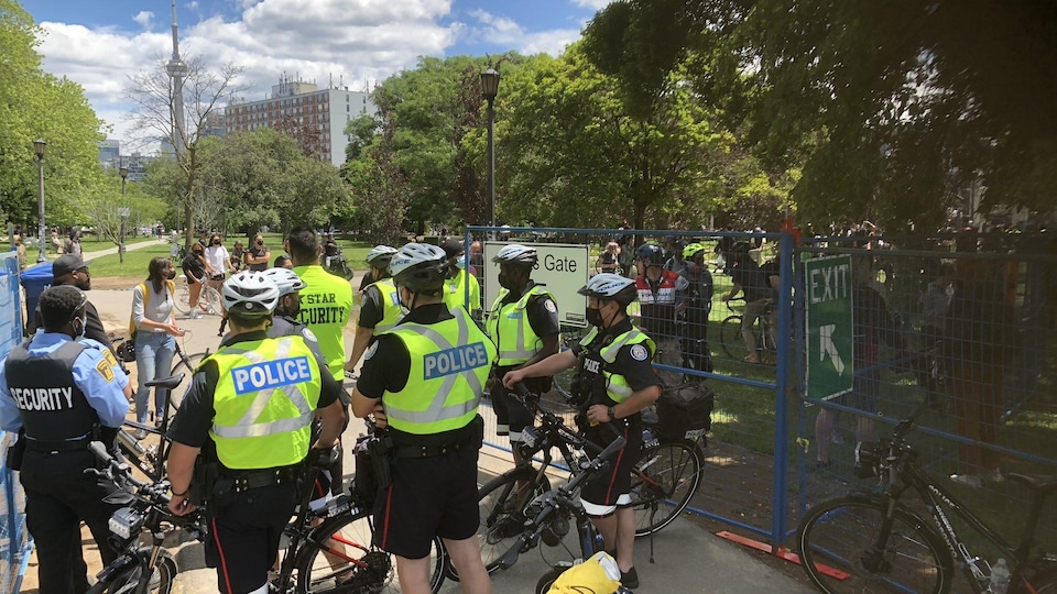 Des policiers bloquent l'entrée du parc.